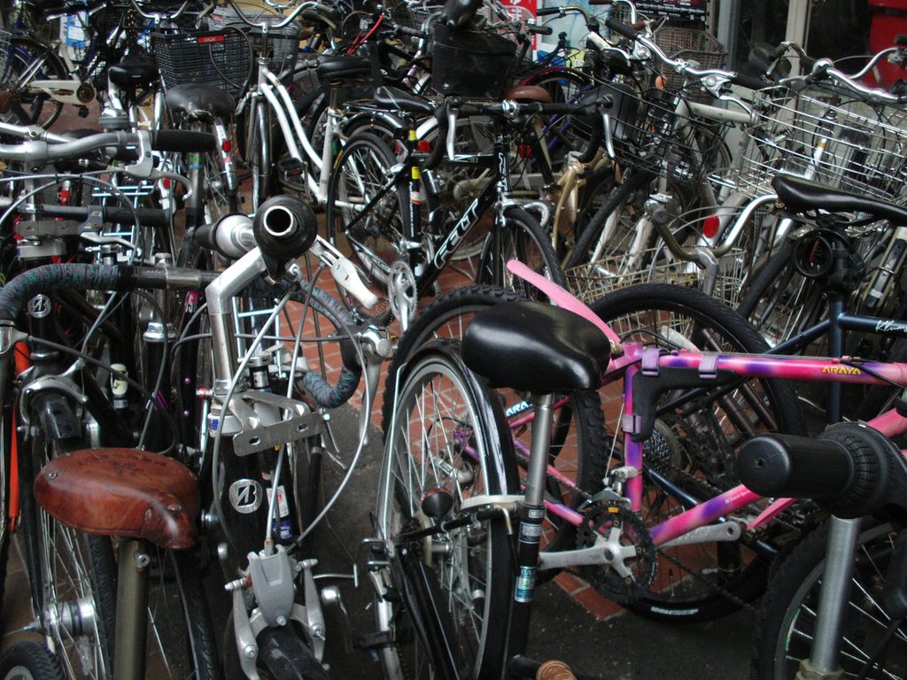 CONCORD 5340zで撮影した駐輪場の自転車。シャドウ部(暗部)のストンとした沈み込みや金属の質感が、当時のオールドコンデジならではの描写。