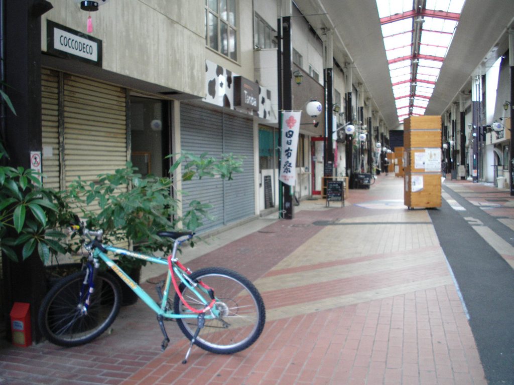 CONCORD 5340zで撮影した四日市・諏訪商店街の風景。薄暗いアーケード内の環境下で、周辺の光と影が織りなすレトロな色合いの作例。