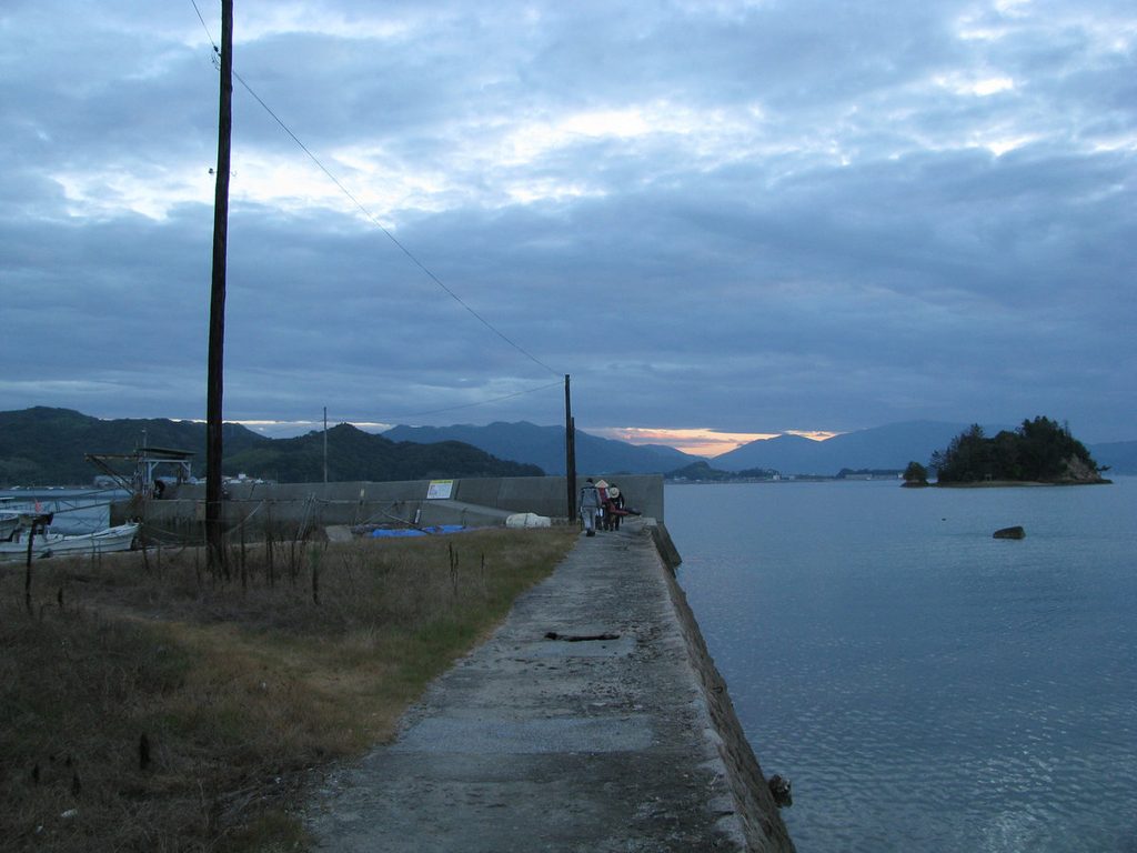 瀬戸内海の夕暮れ時。PowerShot SX100 ISのCCDセンサーが描く、静かな海と防波堤の風景。