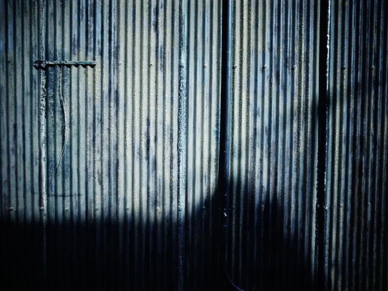 GR DIGITAL IV 作例 銀残し トタンの壁 スナップ