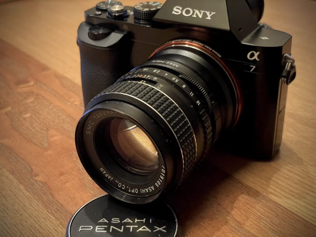 1000円で購入した金属製のオールドレンズと、現代のデジタル一眼カメラ