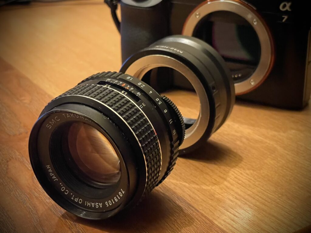 手前から、オールドレンズ→マウントアダプター→カメラ本体。