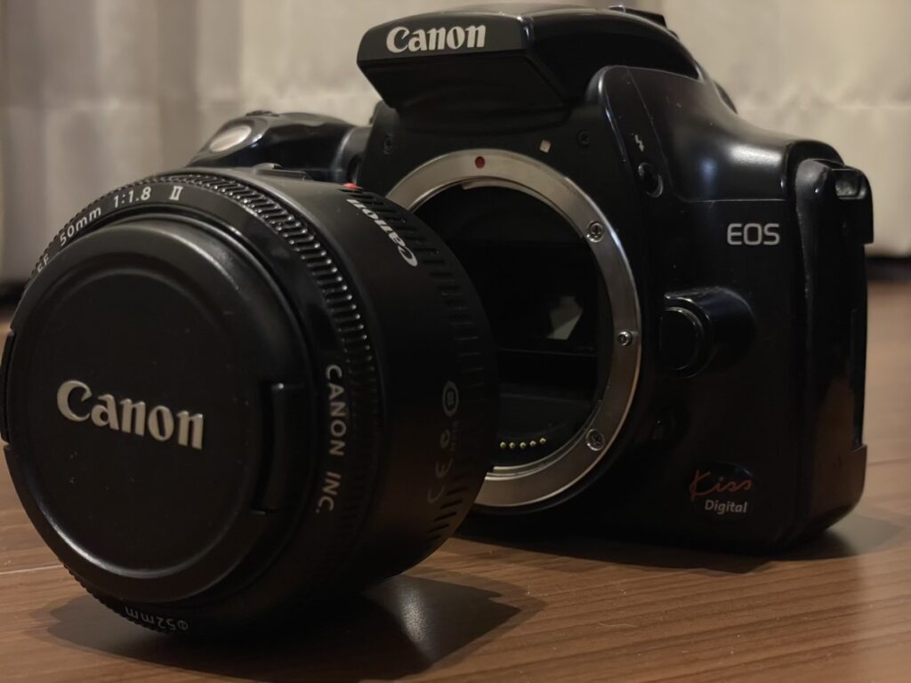 キヤノンEFマウントのデジタル一眼レフ EOS KISS DIGITAL初代とEF50mm f1.8 ii