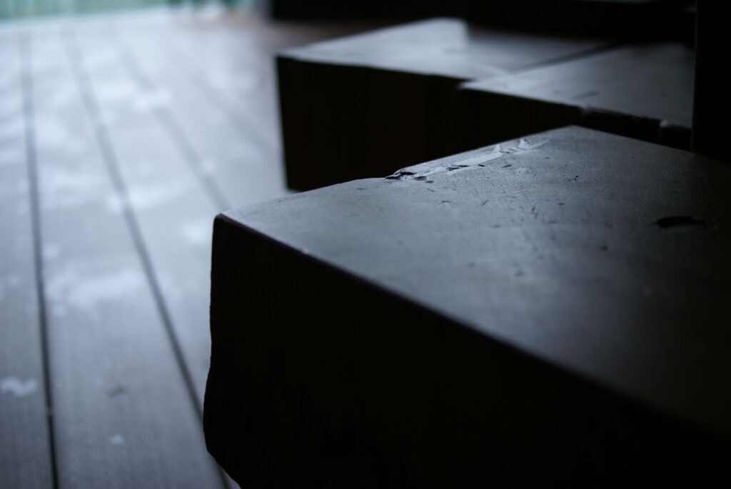雨に濡れた木のベンチの表面と背景の滑らかなボケ