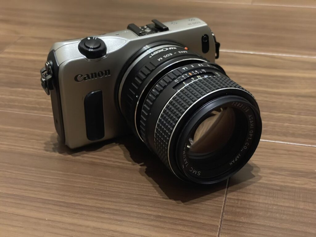 EOS M 初代+SMC TAKUMAR 50mm f1.4で撮影した、青い柑橘類の写真。
