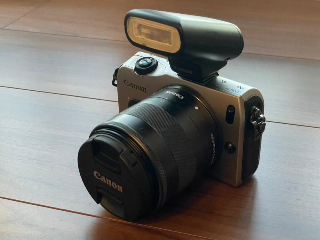 フリマアプリで購入したEOS M初代とEF-M18-55mm f3.5-5.6 IS STMの組み合わせ