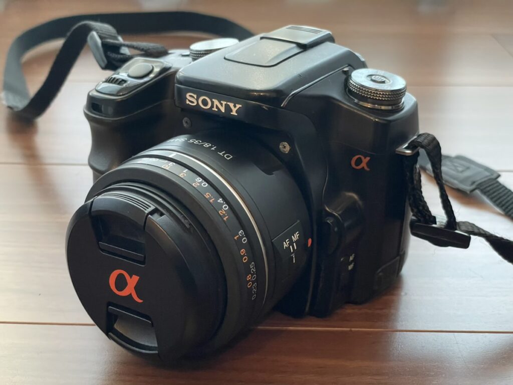 SONY α100にDT 35mm F1.8 SAMを装着した外観