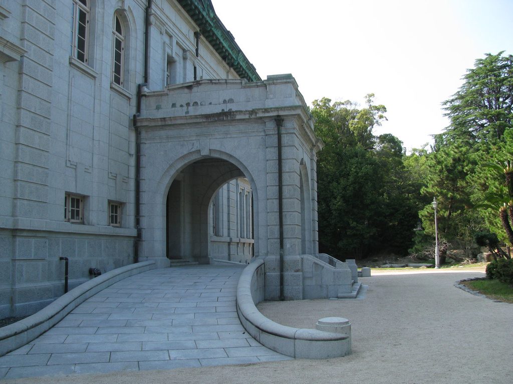 江田島の歴史ある建物的エントランス。PowerShot SX100 ISで撮影した、古い建築の重厚な佇まいとエモい質感。