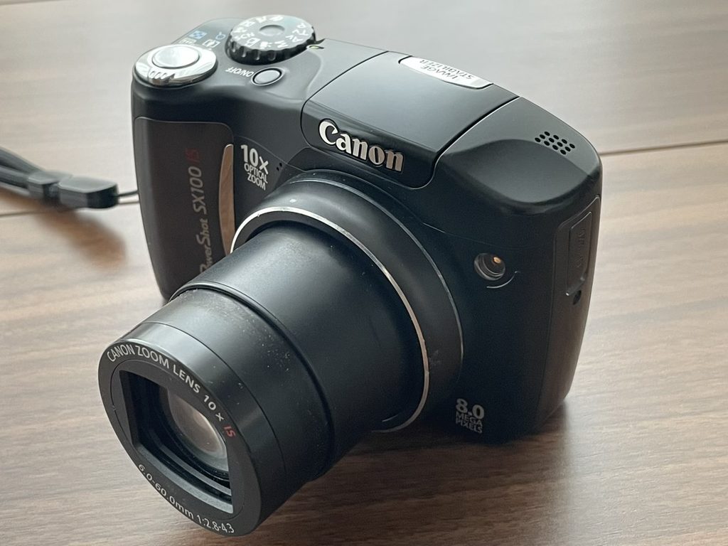 PowerShot SX100 ISの電源を入れ、光学10倍ズームレンズを伸ばした状態の外観。