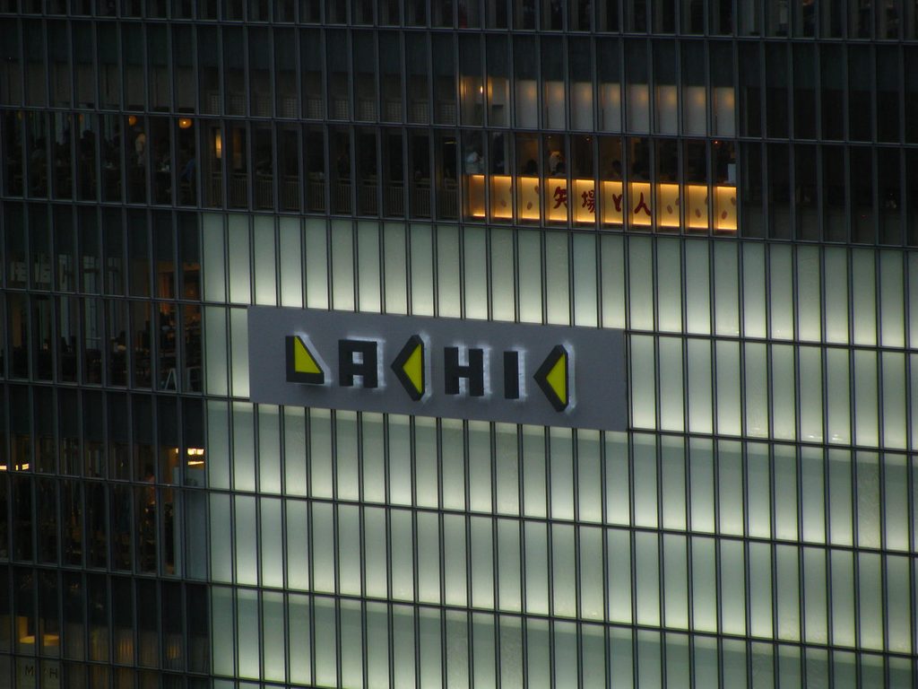 夜の名古屋・ラシック（LACHIC）周辺のスナップ。オールドデジカメ特有のノイズ感と夜景のエモい描写。
