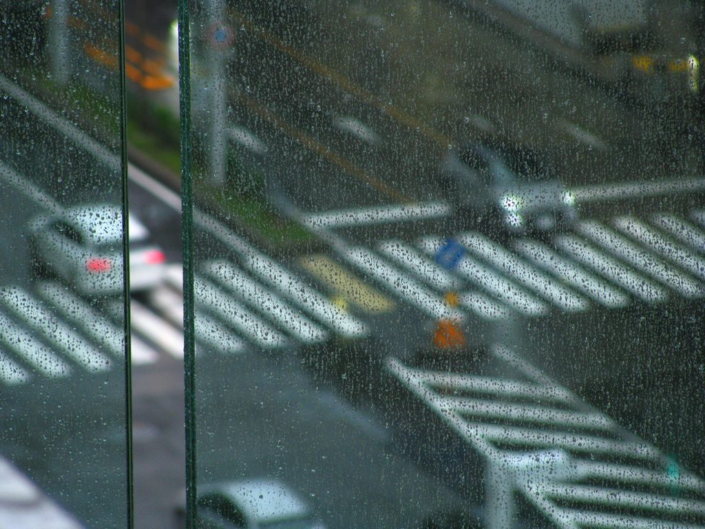 名古屋・栄の交差点を行き交う人々。PowerShot SX100 ISで切り取った、日常の街角のストリートスナップ。