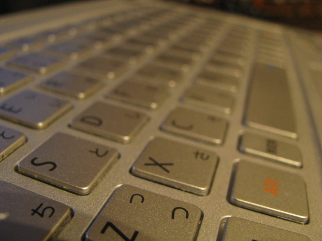 広角端のマクロモードでPCのキーボードに限界まで接近して撮影した作例。PowerShot SX100 ISの接写性能とボケ感。