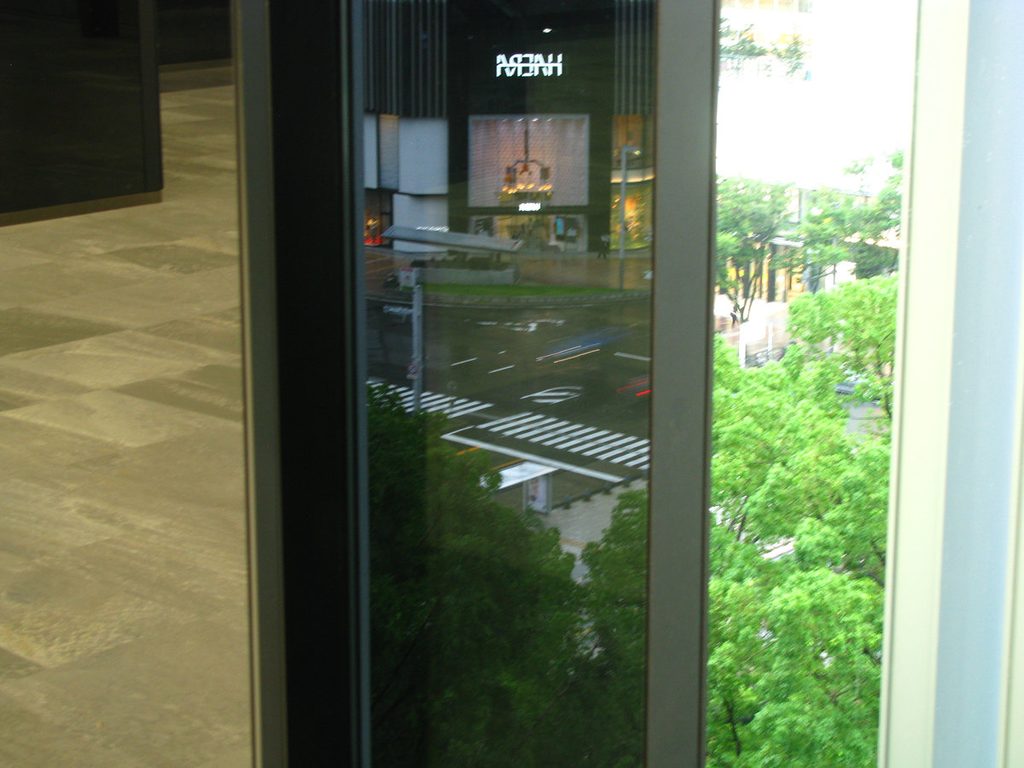 窓越しに見下ろした街の風景。PowerShot SX100 ISで撮影した、少しレトロで落ち着いたトーンの街並み。