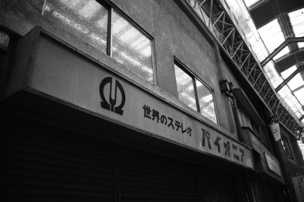 ソニーα900とSIGMA 28mm F1.8による粒状感と陰影が美しいモノクロストリートスナップ作例