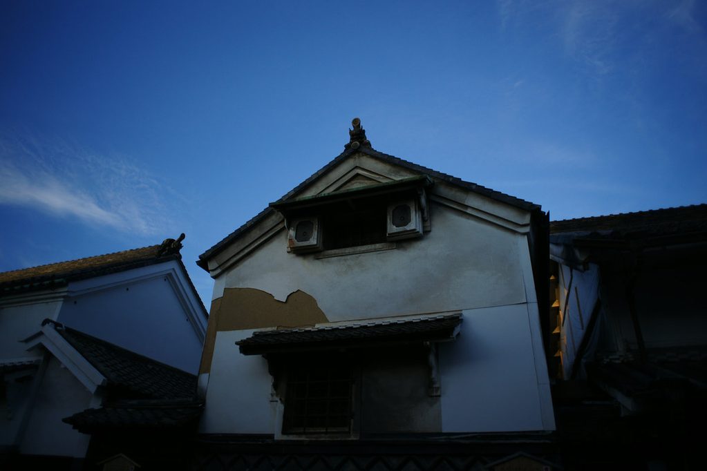 ソニーα900とMinolta AF 24mm F2.8で撮影した深い青空と白い壁のコントラスト作例